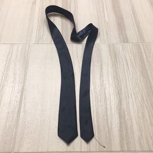 Extra skinny black tie